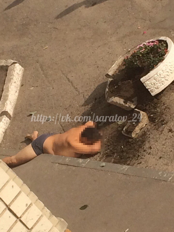 В Саратове возле дома у горпарка нашли тело мужчины без одежды