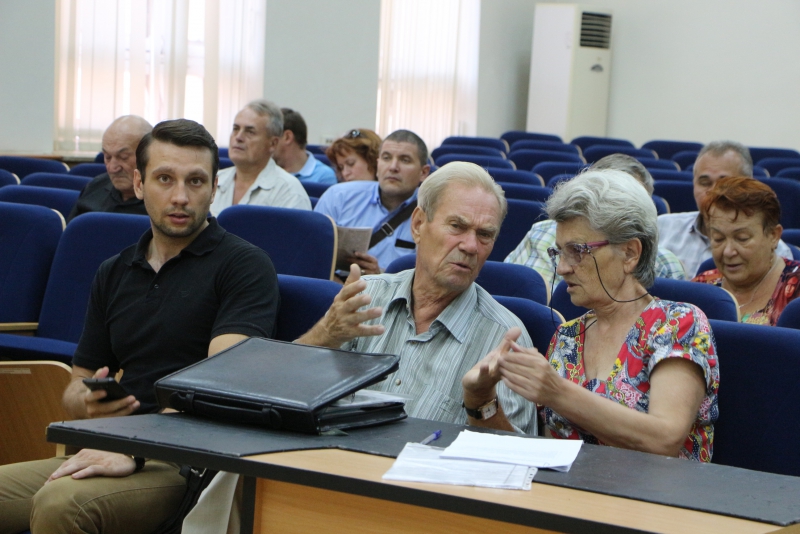 Облдеп Писной предложил наказывать чиновников за отсутствие советов домов