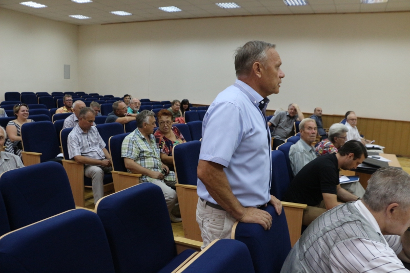 Облдеп Писной предложил наказывать чиновников за отсутствие советов домов