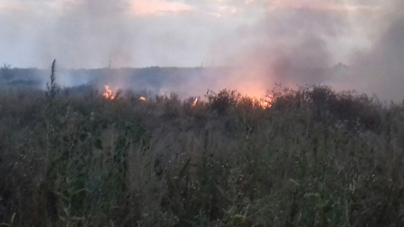 пожар на полигоне саратовской области. пожар в пугачеве саратовской области. сгоревший дом. пожар на пугачева саратов. пожар в пугачеве сегодня.