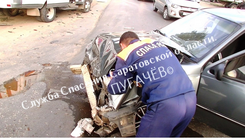 Спасатели вытащили из перевернувшейся «десятки» девушку