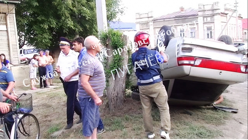 Спасатели вытащили из перевернувшейся «десятки» девушку