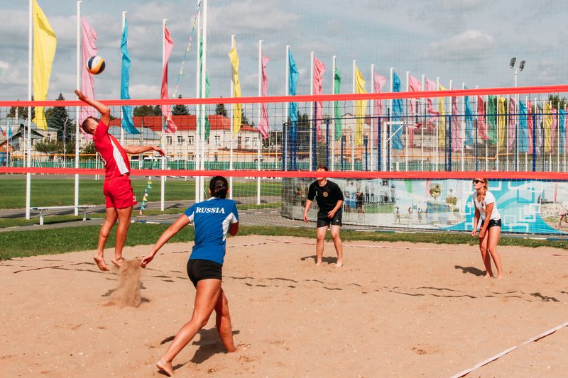 В Татищеве прошли соревнования по волейболу на Кубок главы района