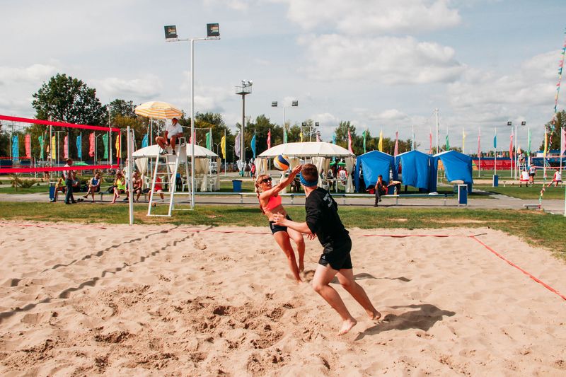 В Татищеве прошли соревнования по волейболу на Кубок главы района