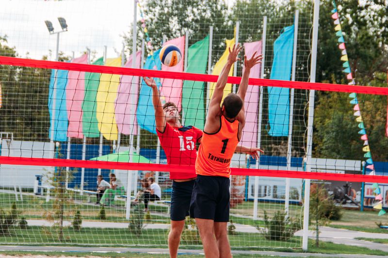 В Татищеве прошли соревнования по волейболу на Кубок главы района