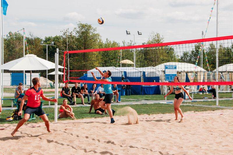 В Татищеве прошли соревнования по волейболу на Кубок главы района