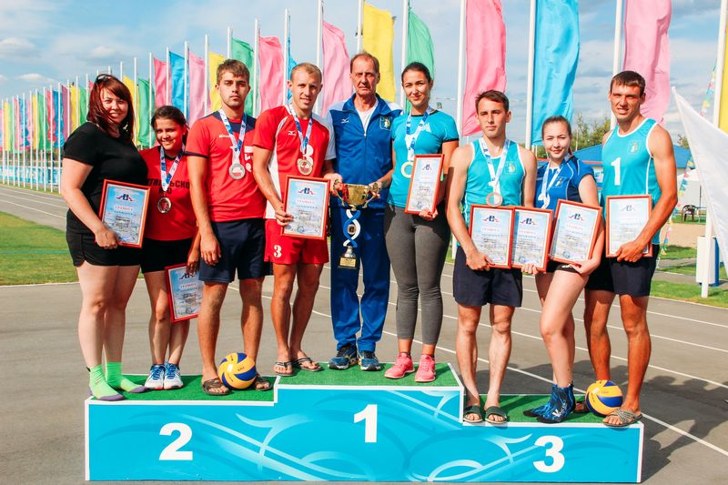 В Татищеве прошли соревнования по волейболу на Кубок главы района