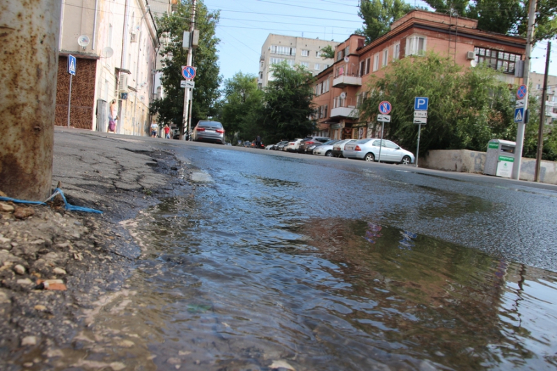 Коммунальная авария возле прокуратуры заставляет людей нарушать ПДД