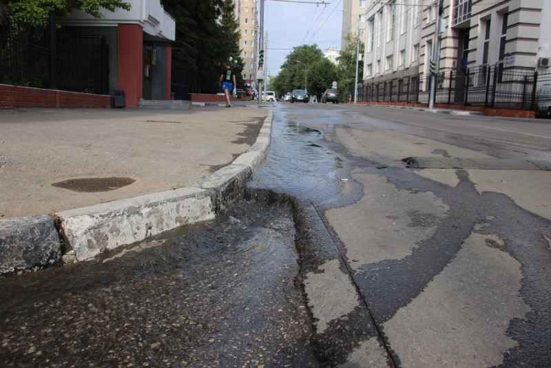 Коммунальная авария возле прокуратуры заставляет людей нарушать ПДД