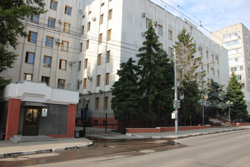 Коммунальная авария возле прокуратуры заставляет людей нарушать ПДД