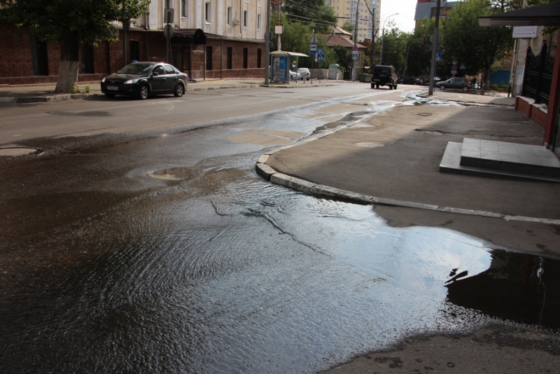 Коммунальная авария возле прокуратуры заставляет людей нарушать ПДД