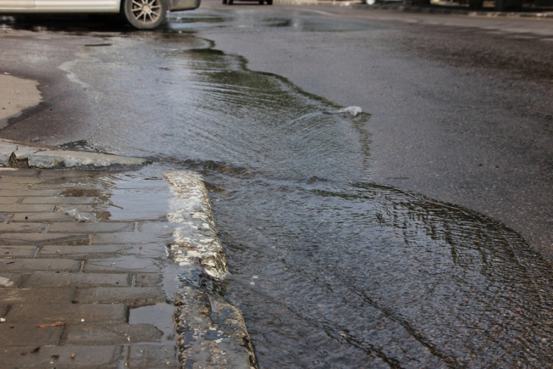 Коммунальная авария возле прокуратуры заставляет людей нарушать ПДД