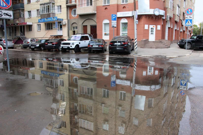 Коммунальная авария возле прокуратуры заставляет людей нарушать ПДД