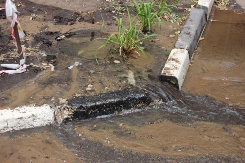 Коммунальная авария возле прокуратуры заставляет людей нарушать ПДД