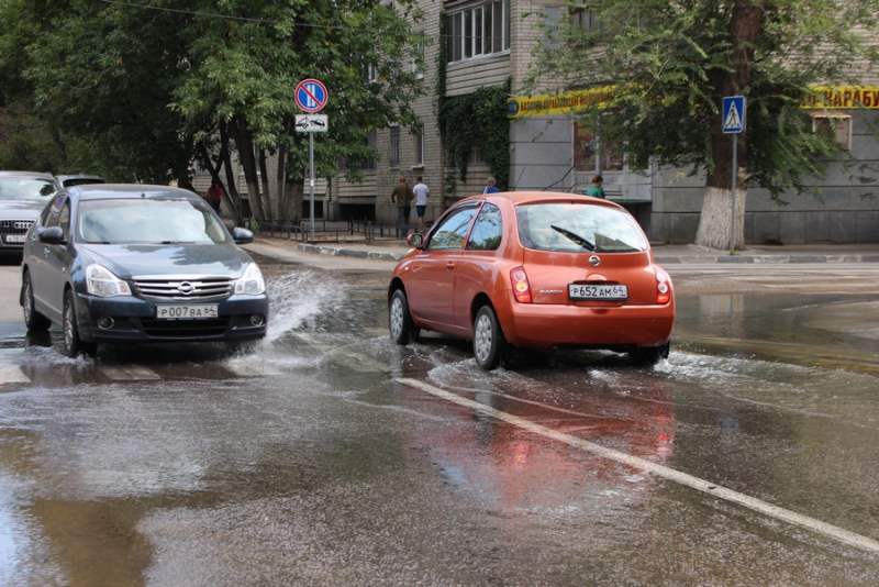 Коммунальная авария возле прокуратуры заставляет людей нарушать ПДД