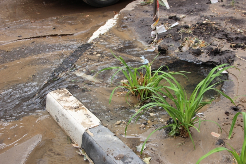 Коммунальная авария возле прокуратуры заставляет людей нарушать ПДД