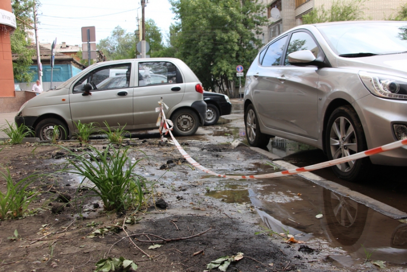 Коммунальная авария возле прокуратуры заставляет людей нарушать ПДД