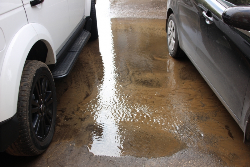 Коммунальная авария возле прокуратуры заставляет людей нарушать ПДД