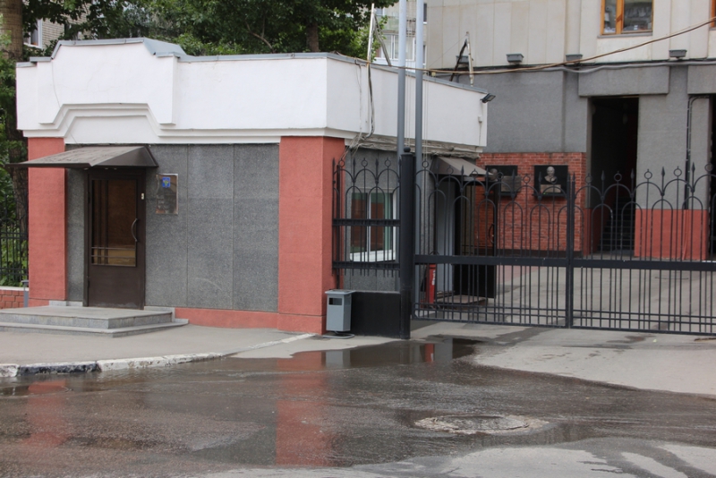 Коммунальная авария возле прокуратуры заставляет людей нарушать ПДД