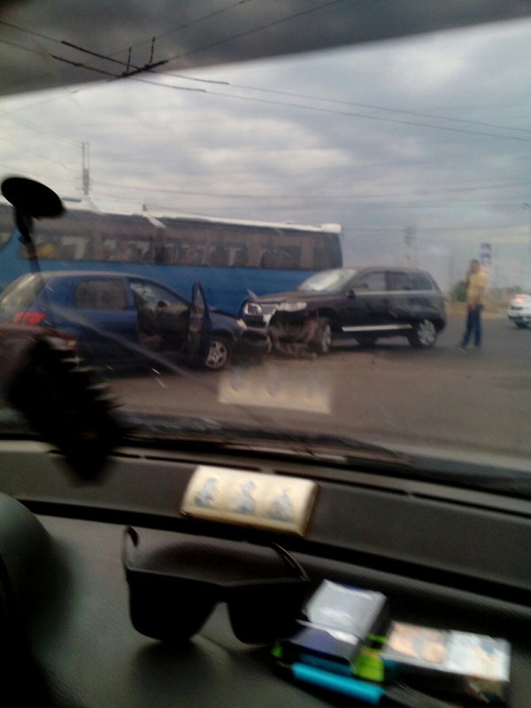 Девушка за рулем поехала на «красный» и протаранила «Туарег»