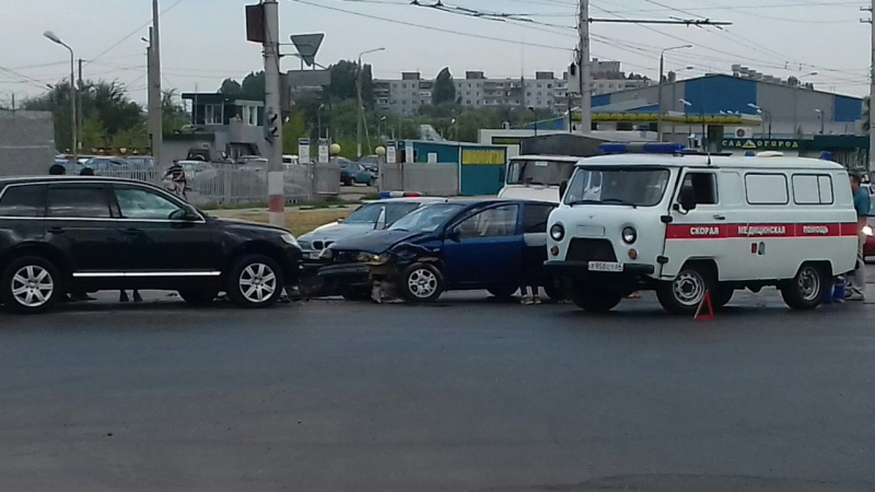 Девушка за рулем поехала на «красный» и протаранила «Туарег»