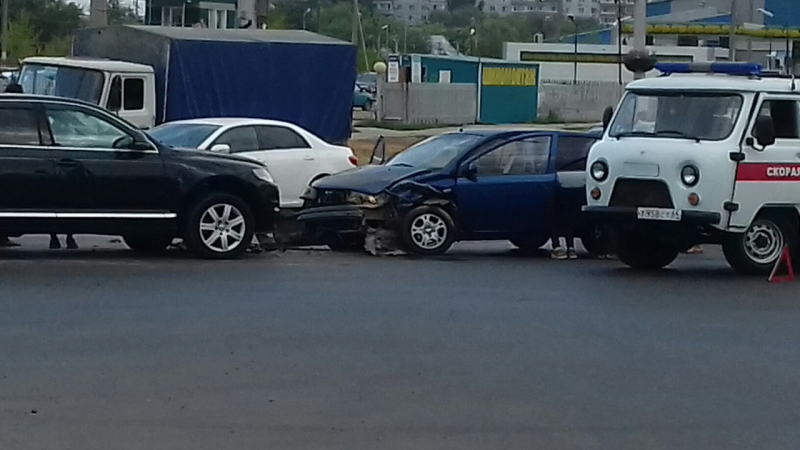 Девушка за рулем поехала на «красный» и протаранила «Туарег»