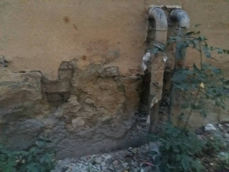 Жильцы дома в Саратове: Из стен выпадают кирпичи, ванны в пол уходят