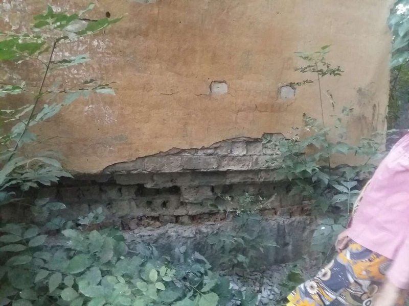 Жильцы дома в Саратове: Из стен выпадают кирпичи, ванны в пол уходят