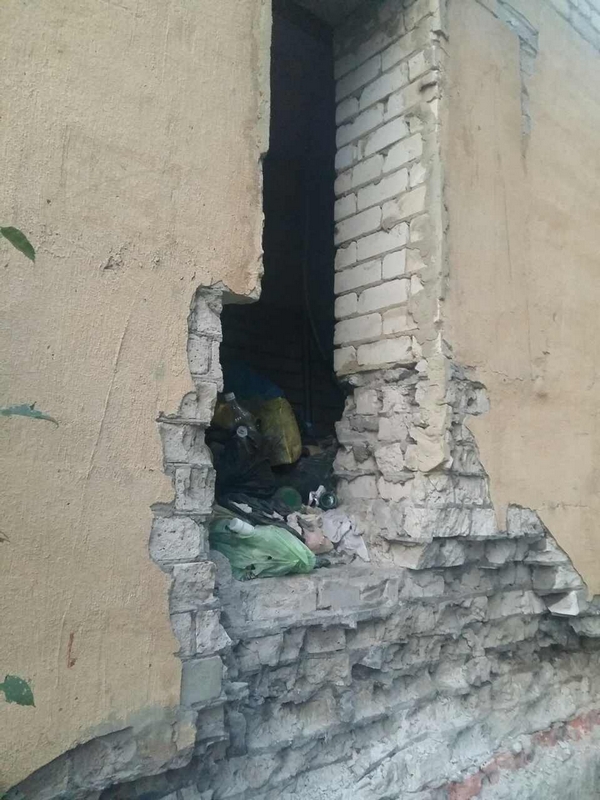 Жильцы дома в Саратове: Из стен выпадают кирпичи, ванны в пол уходят