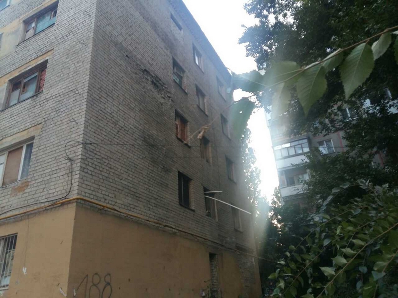 Жильцы дома в Саратове: Из стен выпадают кирпичи, ванны в пол уходят