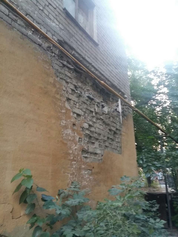 Жильцы дома в Саратове: Из стен выпадают кирпичи, ванны в пол уходят