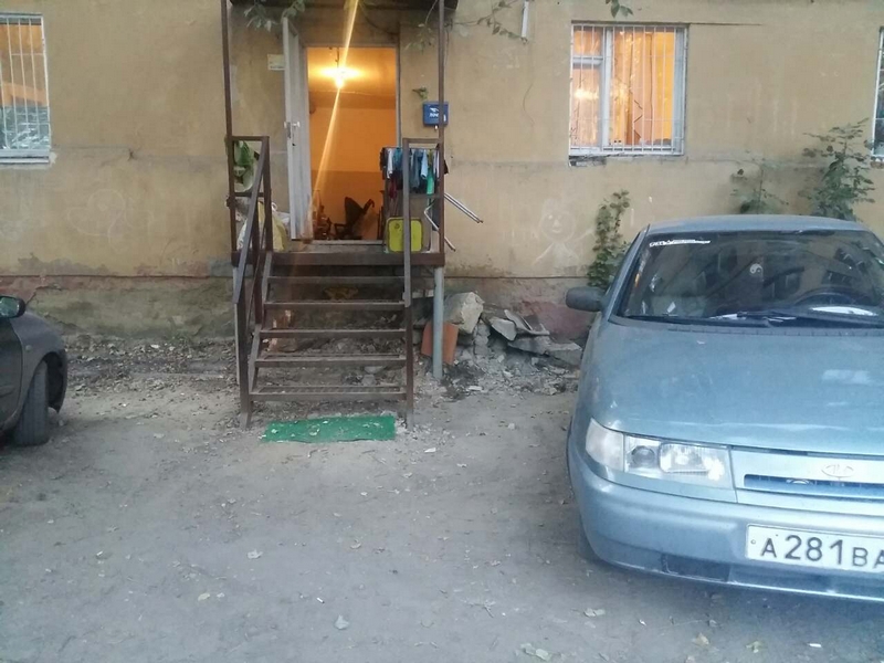 Жильцы дома в Саратове: Из стен выпадают кирпичи, ванны в пол уходят