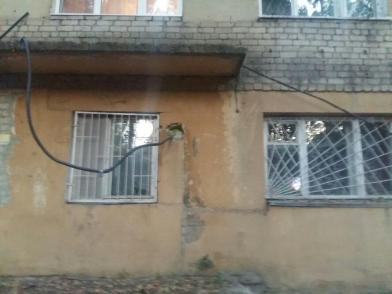 Жильцы дома в Саратове: Из стен выпадают кирпичи, ванны в пол уходят