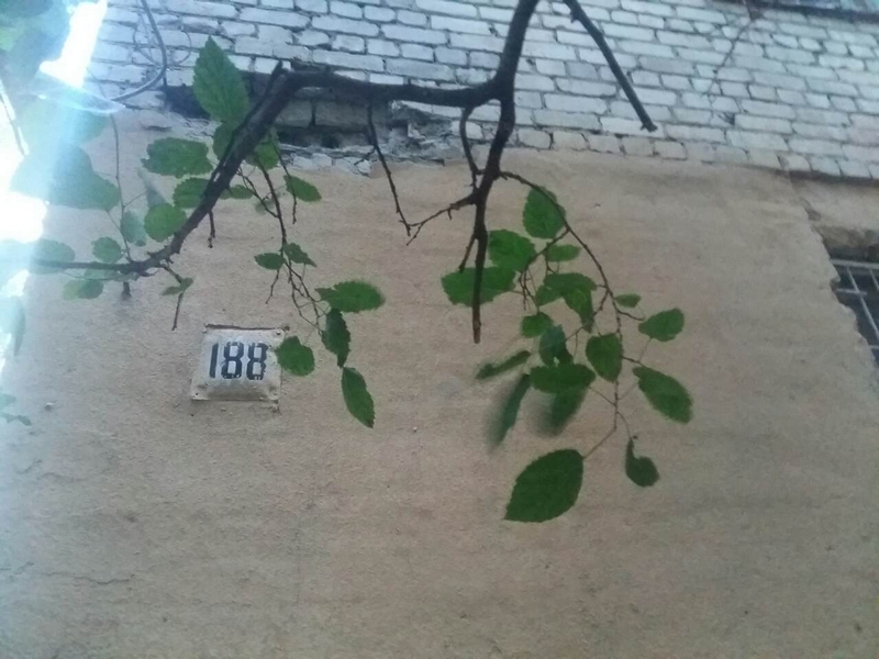 Жильцы дома в Саратове: Из стен выпадают кирпичи, ванны в пол уходят