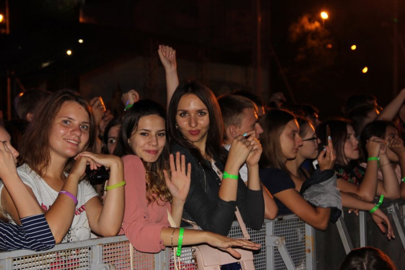 Фестиваль «Поехали!» завершился ночной дискотекой и салютом