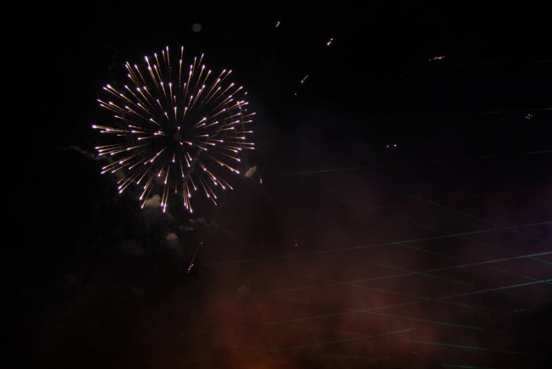 Фестиваль «Поехали!» завершился ночной дискотекой и салютом