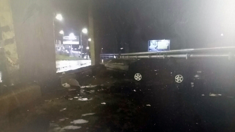 «ВАЗ» врезался в опору моста на Шехурдина. Водитель погиб