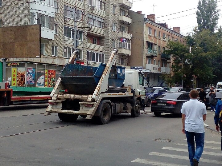 Столкновение «Ауди» и мусоровоза привело к остановке трамваев