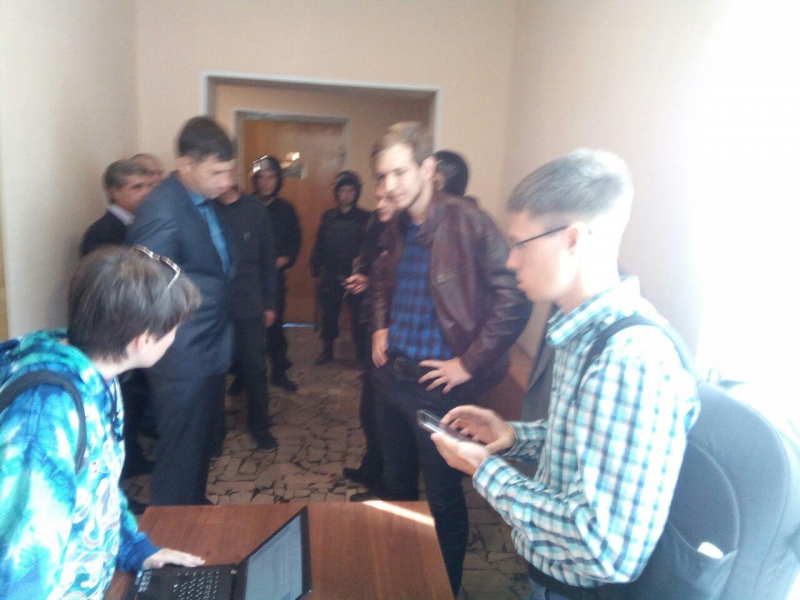 Участник потасовки в Волжской администрации намерен писать заявление в полицию