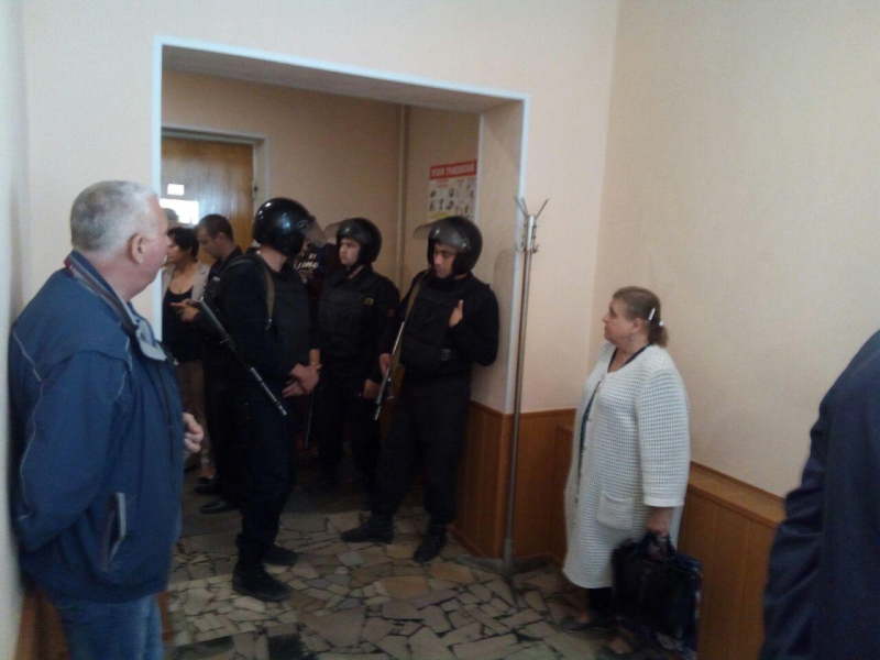 Участник потасовки в Волжской администрации намерен писать заявление в полицию