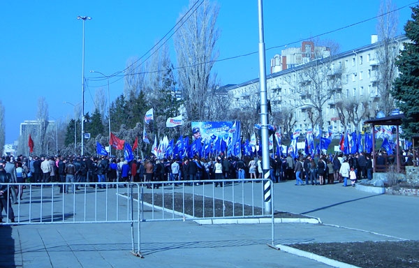 У памятника Юрию Гагарину провели праздничный митинг