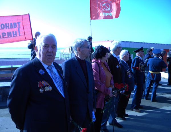 У памятника Юрию Гагарину провели праздничный митинг