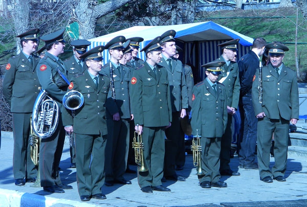 У памятника Юрию Гагарину провели праздничный митинг
