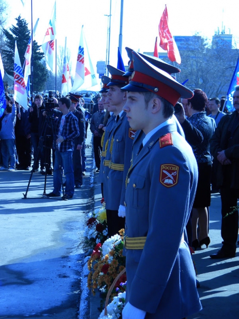 У памятника Юрию Гагарину провели праздничный митинг