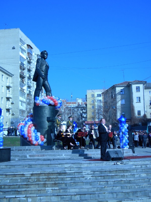 У памятника Юрию Гагарину провели праздничный митинг