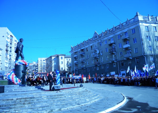 У памятника Юрию Гагарину провели праздничный митинг