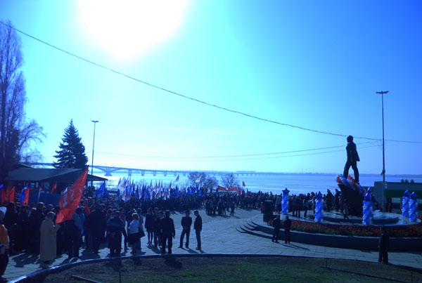 У памятника Юрию Гагарину провели праздничный митинг