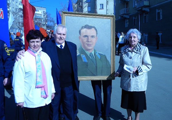 У памятника Юрию Гагарину провели праздничный митинг