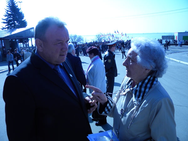 У памятника Юрию Гагарину провели праздничный митинг