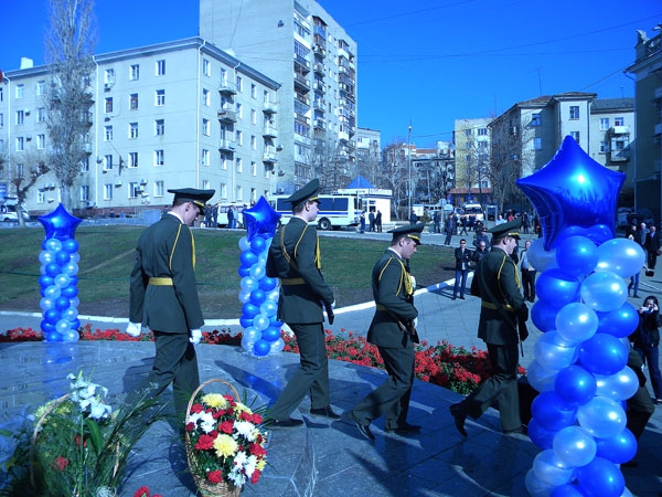 У памятника Юрию Гагарину провели праздничный митинг